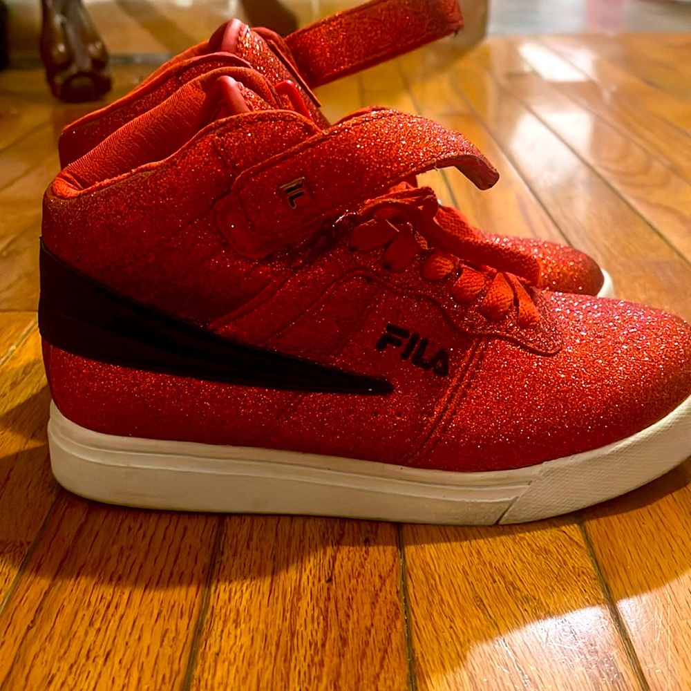 red sparkle sneaker size 2.5 girls